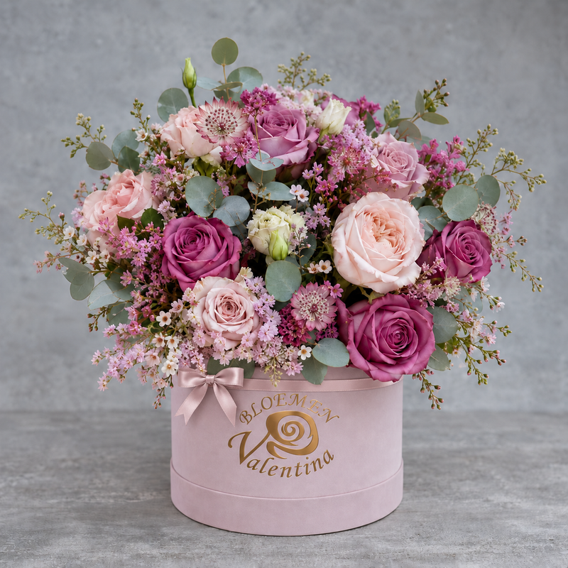 Flowerbox met verse bloemen, gouden Bloemen Valentina-logo en roze strik