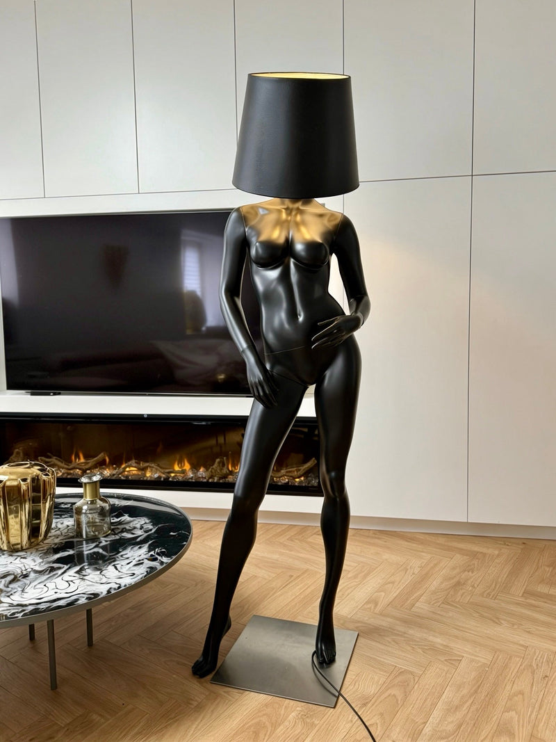 Zwarte mannequinlamp met goudkleurige accenten, volledig zichtbaar zonder logo