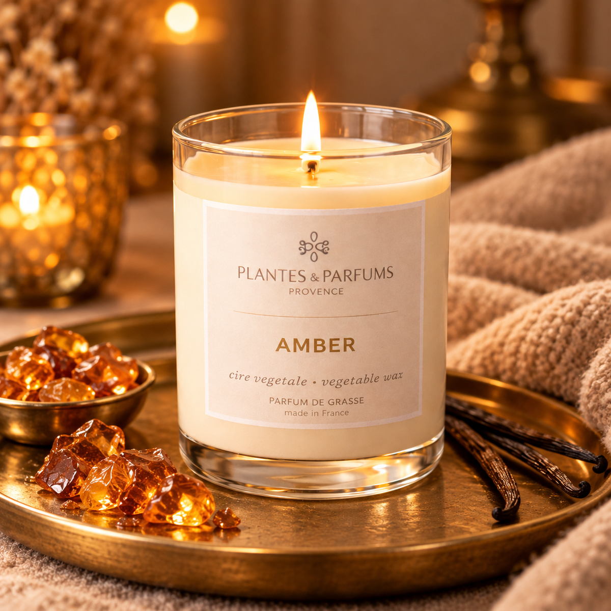 Amber geurkaars 180 g van Plantes & Parfums in warm interieur