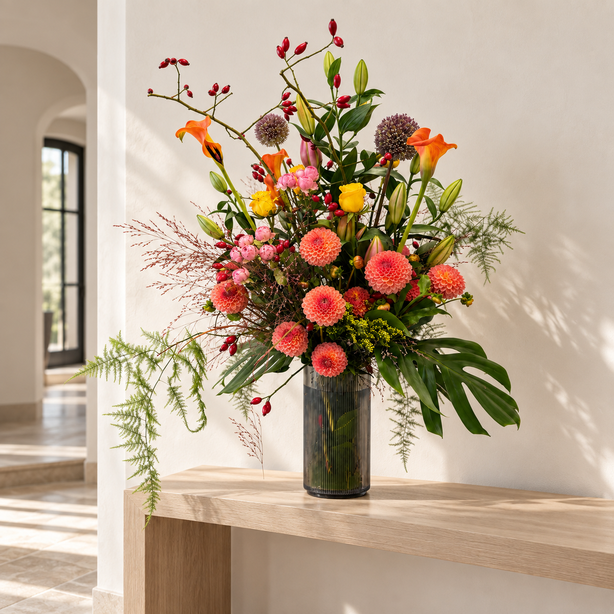 Interieurvisualisatie van bloemencompositie Ambra in een donkere geribbelde vaas op een houten console.