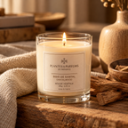 Bois de Santal geurkaars 180 g van Plantes & Parfums in warm interieur