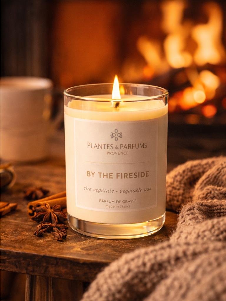 By the Fireside geurkaars 180 g van Plantes & Parfums in warm interieur