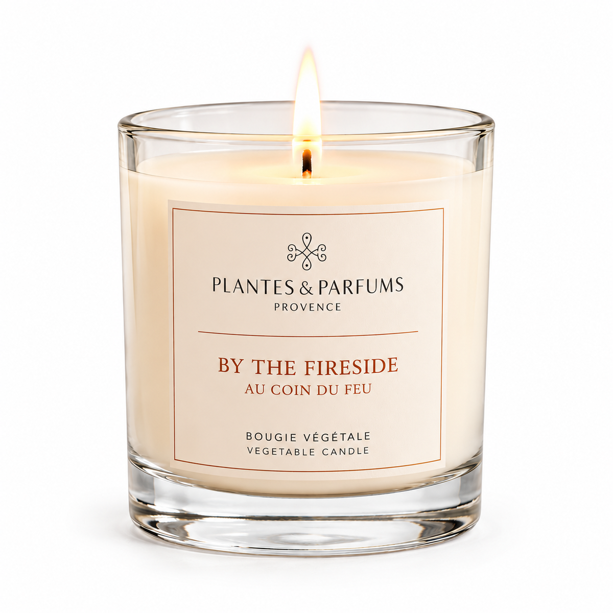 By the Fireside geurkaars 180 g van Plantes & Parfums op witte achtergrond