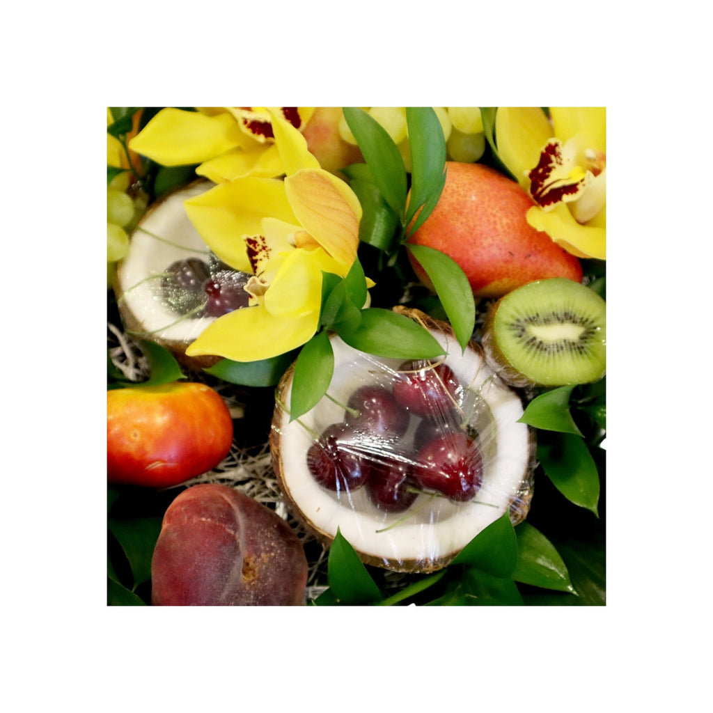 Detail van Camille fruitboeket met orchideeën kiwi druiven en kokosnoot