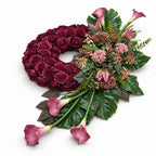 Rouwkrans met rozen en calla’s, schuin aanzicht