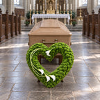 Staande uitvoering — visualisatie aan het voeteneinde van de kist in een kerk