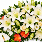 Detail van witte lelies en rozen