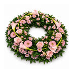 Zachtroze rouwkrans met rozen, calla’s, gerbera’s en groen