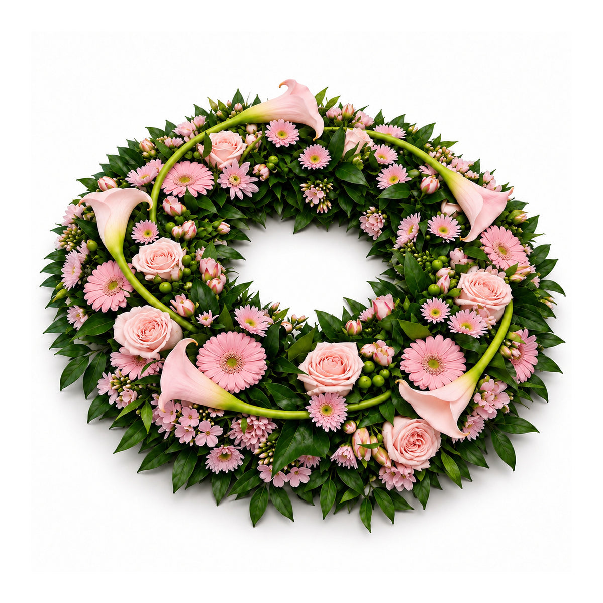 Zachtroze rouwkrans met rozen, calla’s, gerbera’s en groen