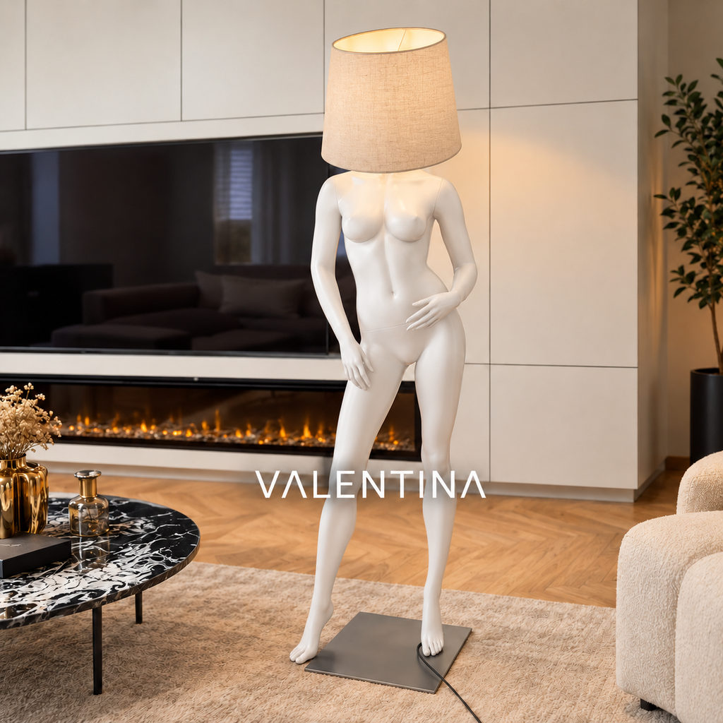 Mannequinlamp wit met beige lampenkap in interieur – digitale kleurvisualisatie