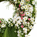 Grote moskrans met witte bloemen, roze rozen en afhangend groen — bloemdetail