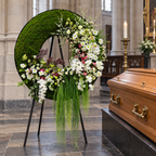 Grote moskrans met witte bloemen, roze rozen en afhangend groen — plaatsingsvisualisatie
