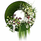 Grote moskrans met witte bloemen, roze rozen en afhangend groen — vooraanzicht