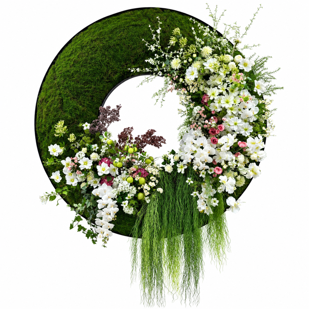 Grote moskrans met witte bloemen, roze rozen en afhangend groen — vooraanzicht
