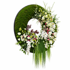 Grote moskrans met witte bloemen, roze rozen en afhangend groen — zijaanzicht