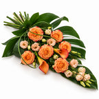 Langwerpig rouwboeket met rozen, calla’s en groen — Warme tinten