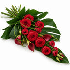 Langwerpig rouwboeket met rozen, calla’s en groen — Rood