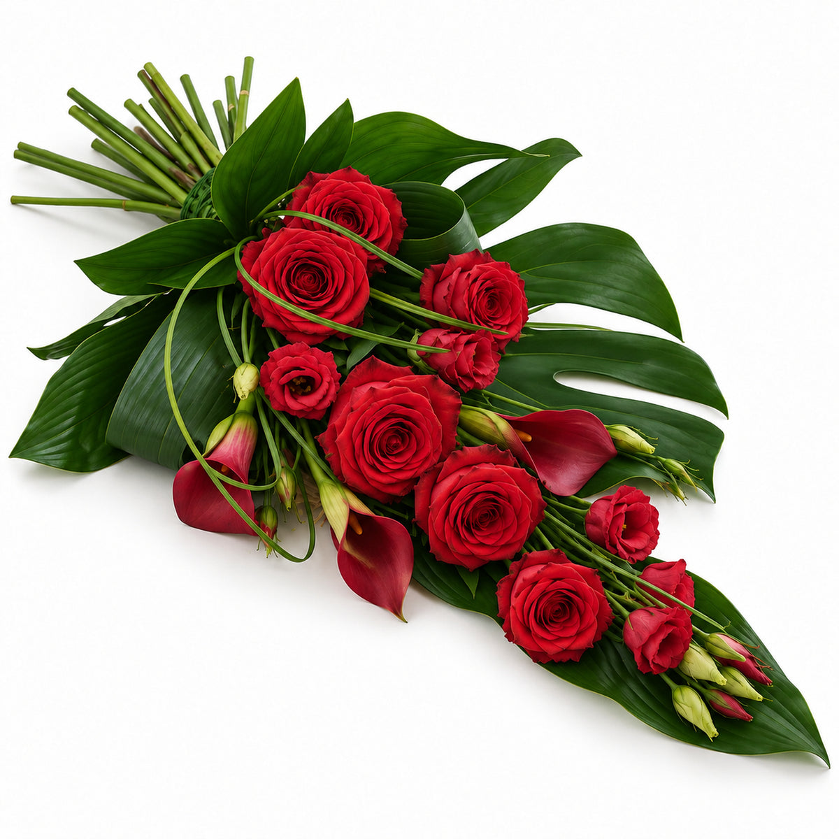 Langwerpig rouwboeket met rozen, calla’s en groen — Rood