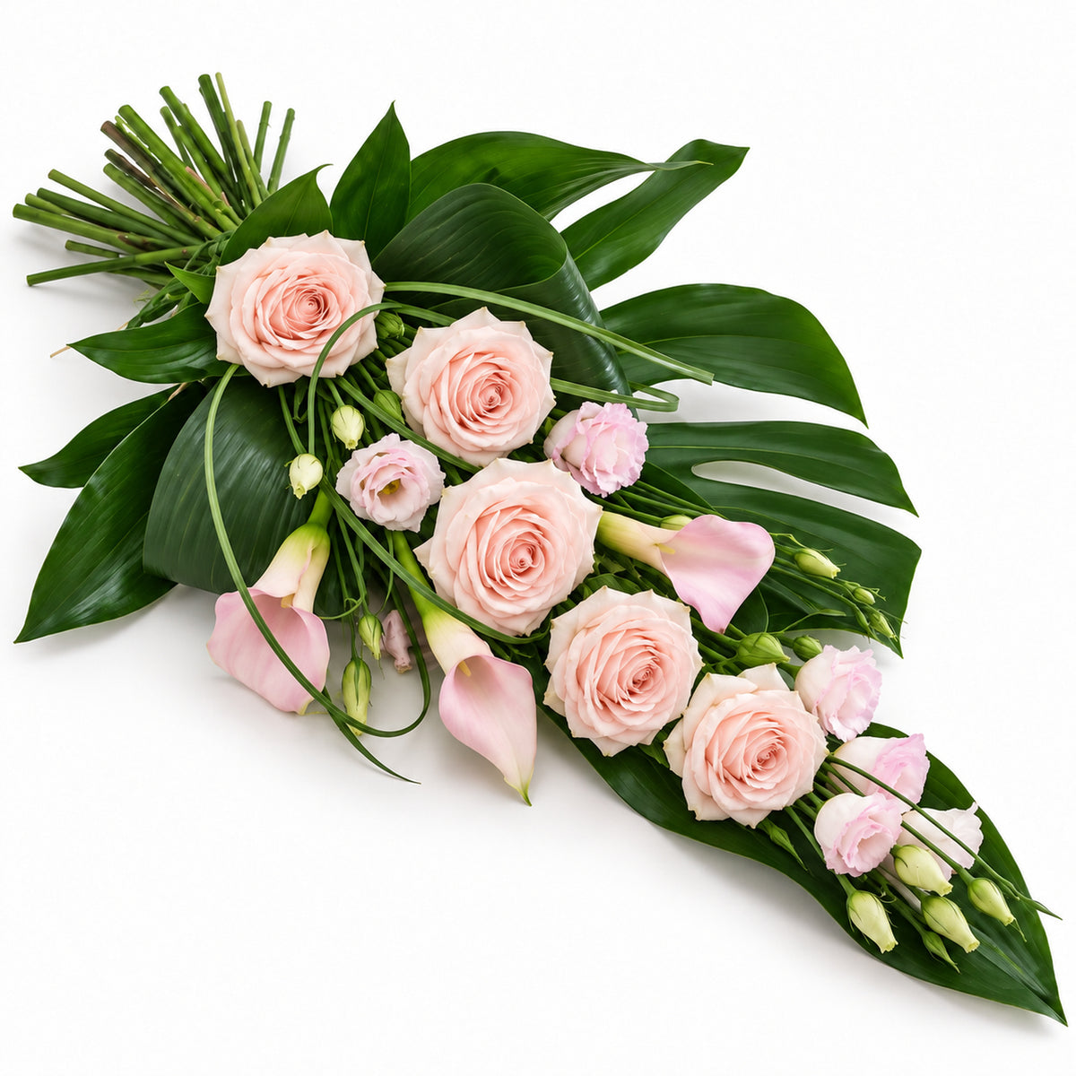 Langwerpig rouwboeket met rozen, calla’s en groen — Zacht roze