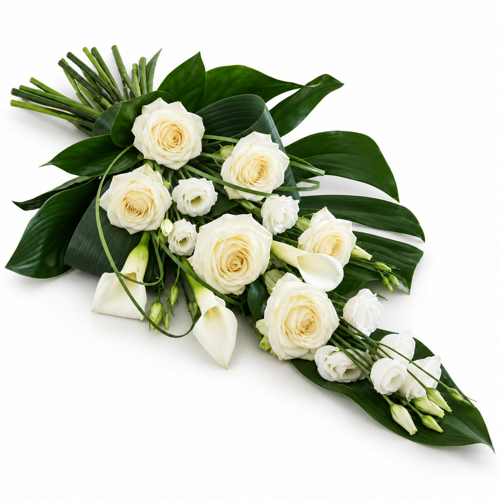 Langwerpig rouwboeket met rozen, calla’s en groen — Wit