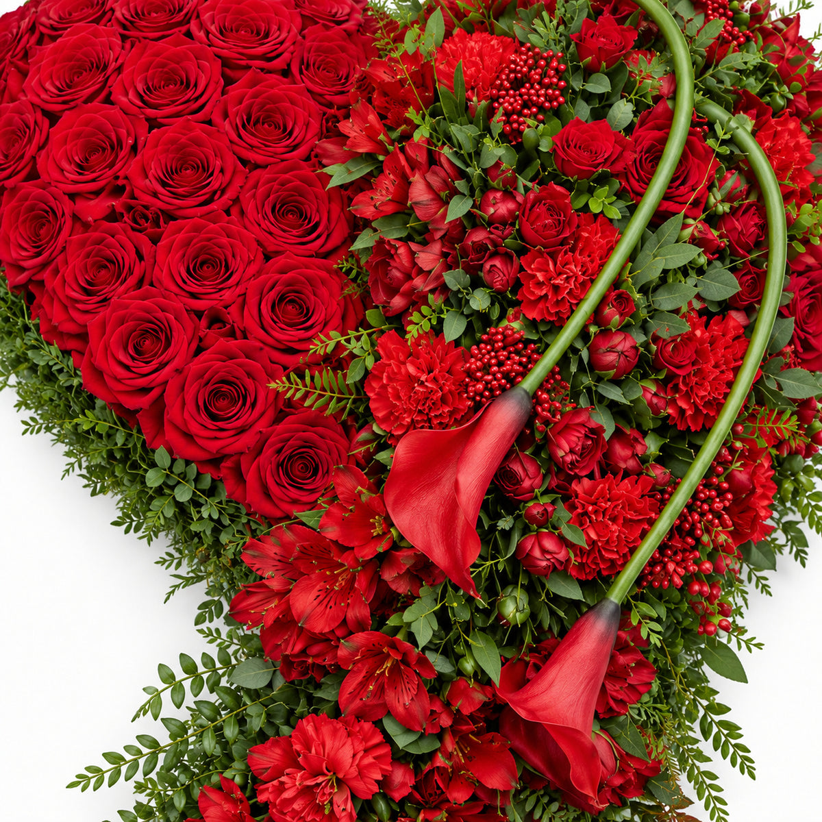 Detail van rode rozen en bloemen in het rouwhart