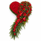 Rood rouwhart met lange bloemenstaart op witte achtergrond