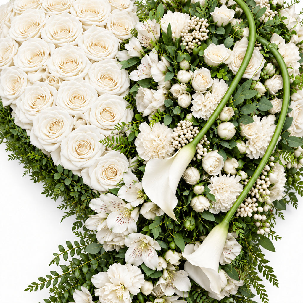 Detail van witte rozen en bloemen in het rouwhart