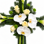 Detail van witte orchideeën en crèmekleurige rozen in het rouwkruis