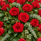 Rouwbloemstuk met rood rozen — detail van de rozen