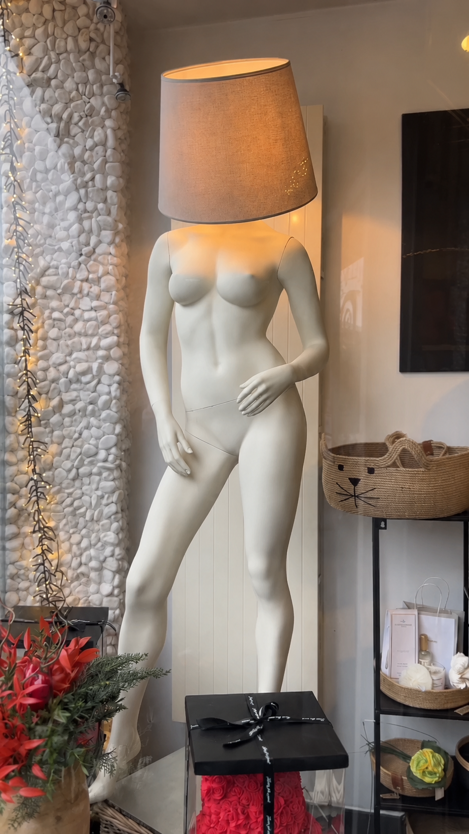 Witte sculpturale vloerlamp met beige lampenkap, zonder rode hartdecoraties