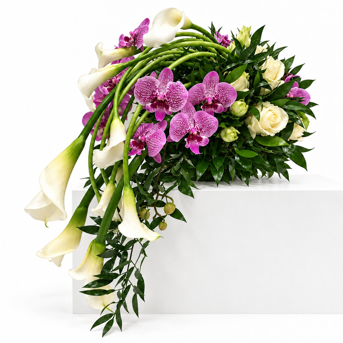 Rouwbloemstuk met witte calla’s, rozen en paarsroze orchideeën op witte achtergrond