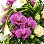 Detail van orchideeën, calla’s en rozen