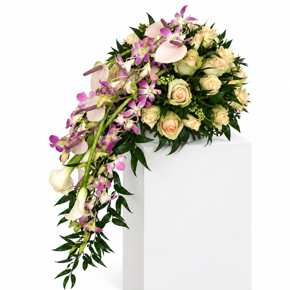 Crème-lila rouwbloemstuk met afhangende bloemen naar links op witte achtergrond