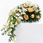 Wit-perzik rouwbloemstuk met orchideeën, calla’s en rozen op witte achtergrond