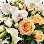 Detail van witte orchideeën, calla’s en perzikkleurige rozen