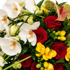 Detail van witte orchideeën, rode rozen en gele bloemen