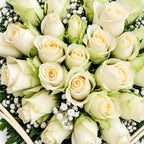 Detail van witte rozen en fijne witte bloemetjes