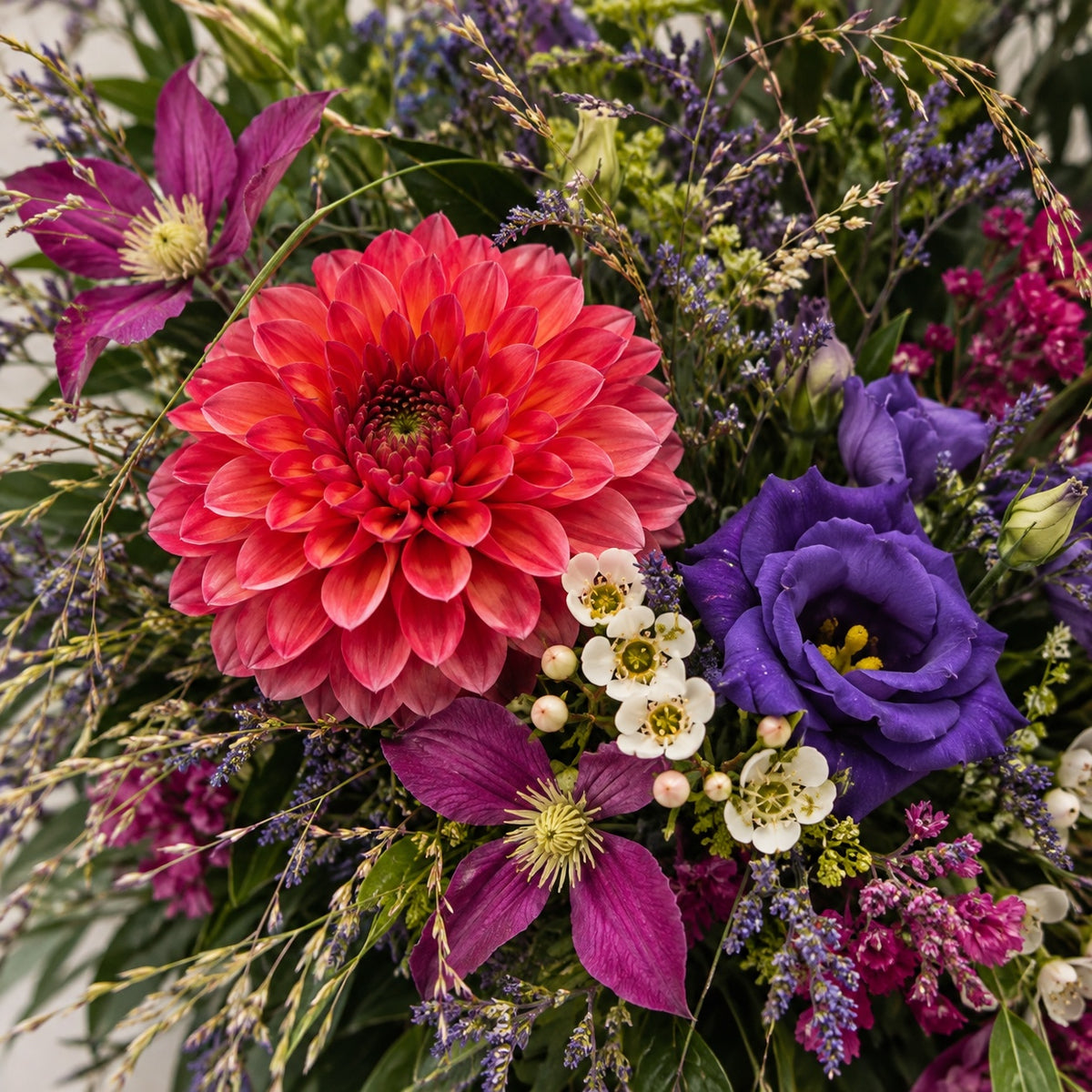 Detail van de bloemen in Urnbloemstuk Bloeiende Weide