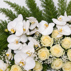 Detail van witte orchideeën en crèmewitte rozen